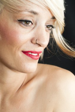 Kısa beyaz saçlı güzel kadın