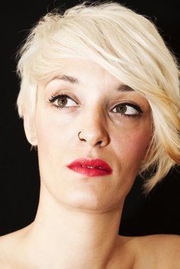 Kısa beyaz saçlı güzel kadın