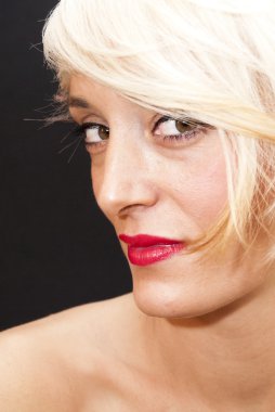 Kısa beyaz saçlı güzel kadın