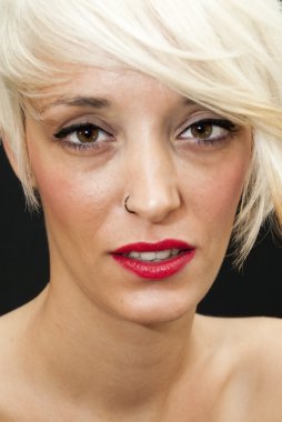 Kısa beyaz saçlı güzel kadın