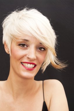 Kısa beyaz saçlı güzel kadın