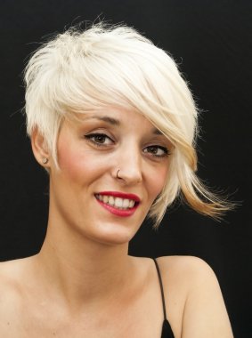 Kısa beyaz saçlı güzel kadın