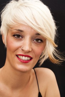 Kısa beyaz saçlı güzel kadın