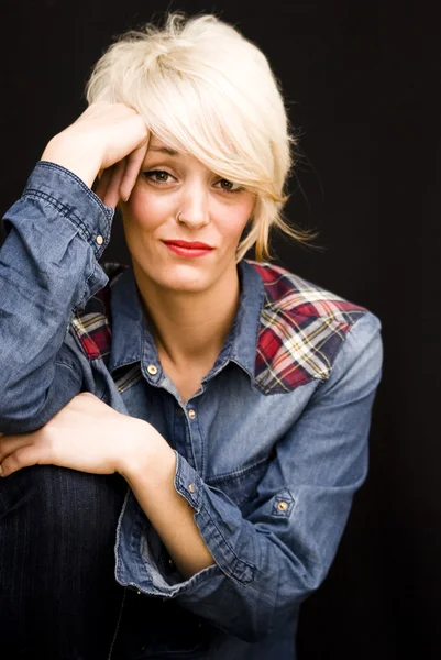 Mooie vrouw met korte witte haren — Stockfoto