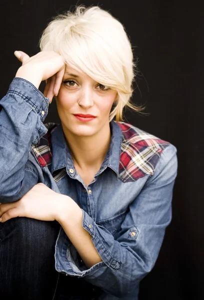 Kısa beyaz saçlı güzel kadın