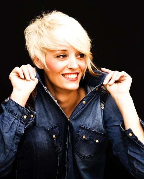 Kısa beyaz saçlı güzel kadın