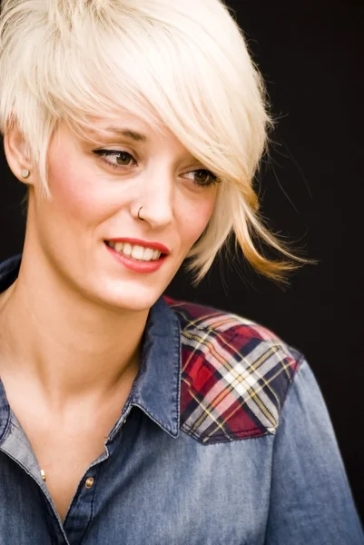 Kısa beyaz saçlı güzel kadın