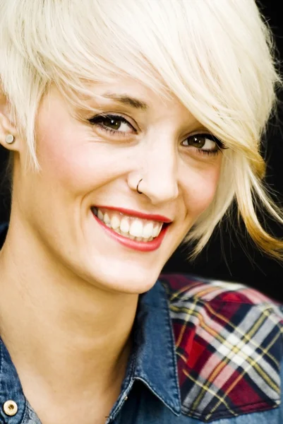 Kısa beyaz saçlı güzel kadın