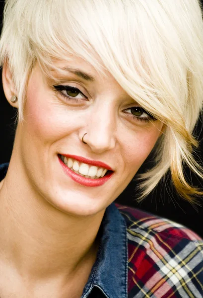 Kısa beyaz saçlı güzel kadın