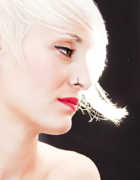 Красива жінка з коротким білим волоссям — стокове фото