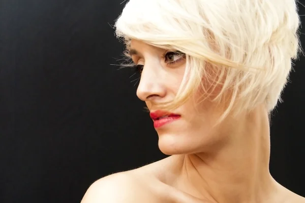लहान पांढरा केस असलेल्या सुंदर महिला — स्टॉक फोटो, इमेज