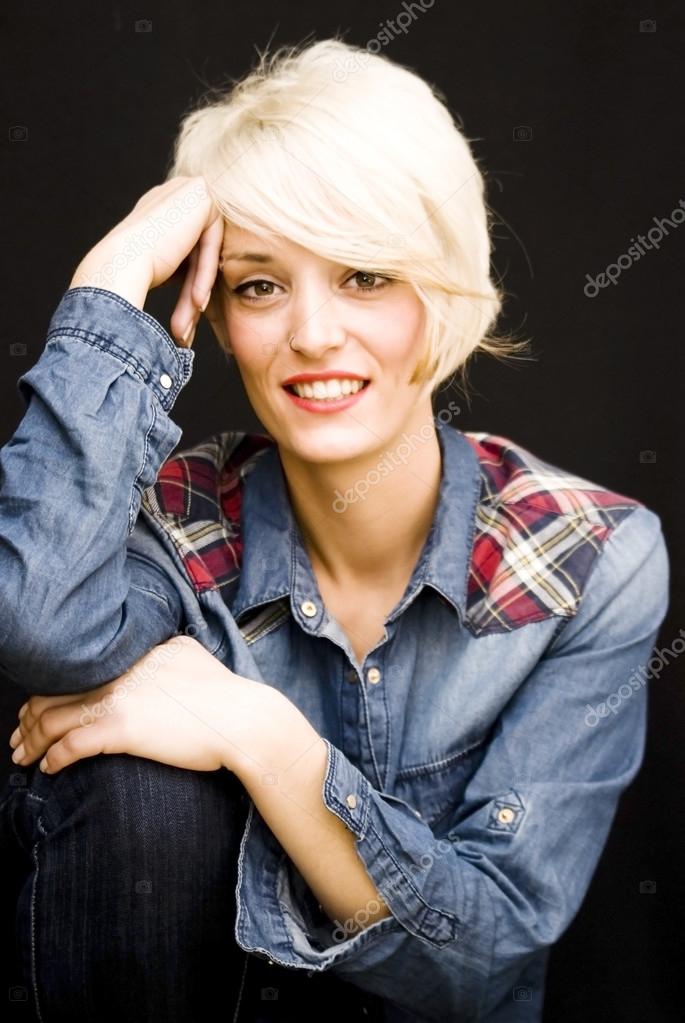 Hermosa Mujer Con Pelo Corto Blanco Foto De Stock C Januaryxii 40820007