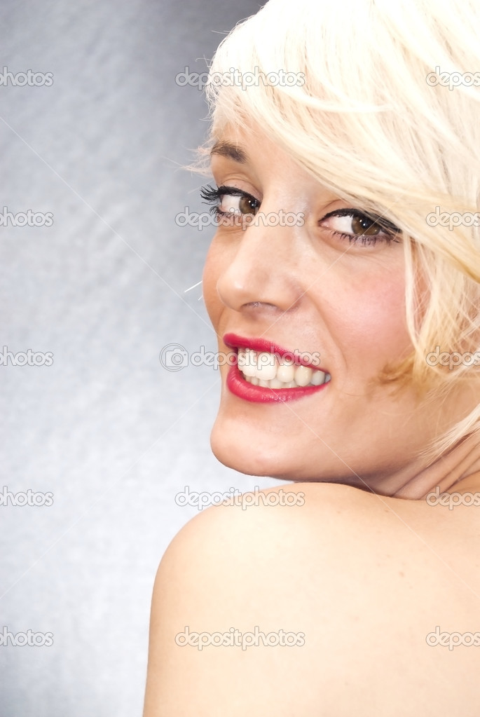 Hermosa Mujer Con Pelo Corto Blanco Fotos De Stock C Januaryxii 40820773
