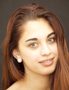 Mavi gözlü güzel kız.