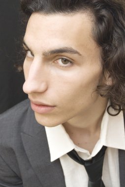 yakışıklı adam ceket ve kravat 