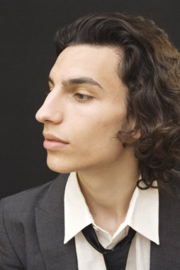 yakışıklı adam ceket ve kravat 