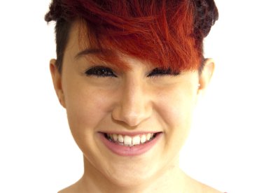 güzel bir kadın gülüyor 