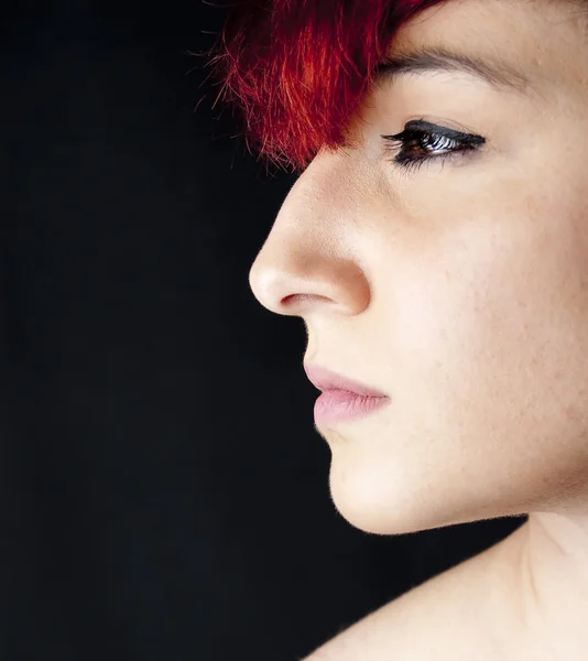 Mooie vrouw met het rode haar — Stockfoto