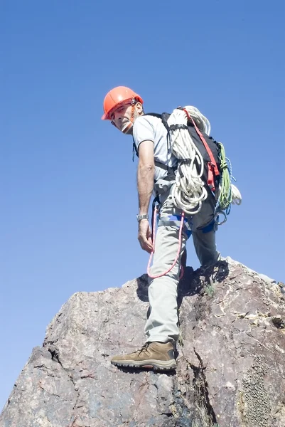 Climber climbing a vertical wall of a mountain — Stock Photo, Image