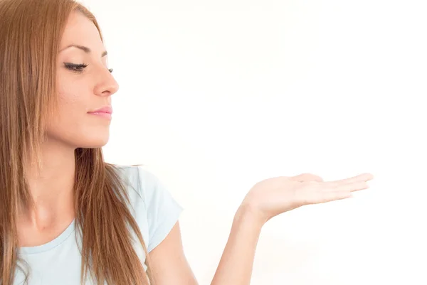 Mooie vrouw met zijn open hand — Stockfoto