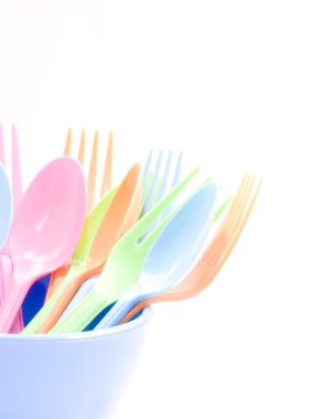 kaşık, çatal ve kaseler oluşan plastik sofra takımları 