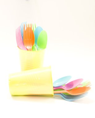 kaşık, çatal ve bardak oluşan plastik sofra takımları 