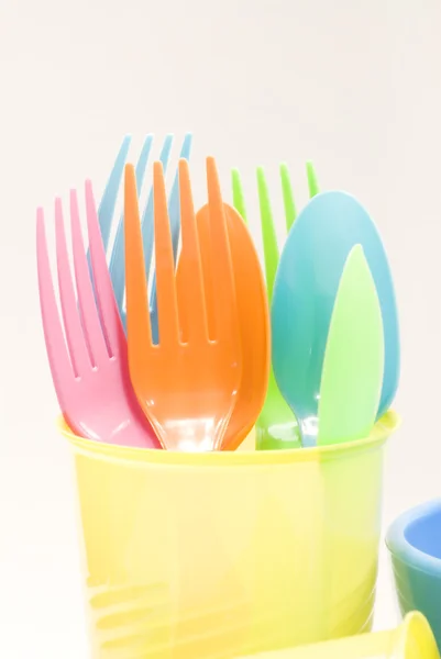 Пластиковая посуда, состоящая из ложки, вилки и чашек — стоковое фото