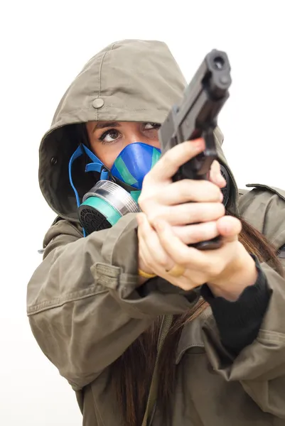 Bella donna con maschera a gas e pistola — Foto Stock