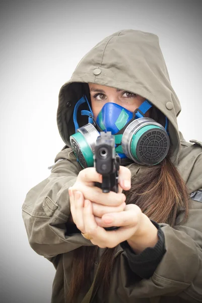 Gaz maskesi ve silah ile güzel bir kadın — Stok fotoğraf