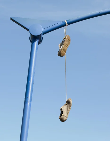 Zapatos viejos colgando de sus cordones — Foto de Stock