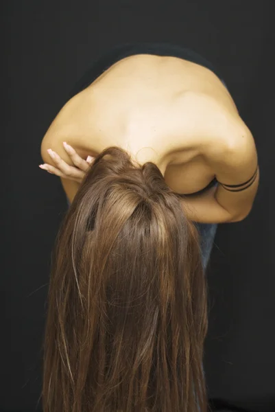 Hermosa mujer mirando hacia abajo — Foto de Stock