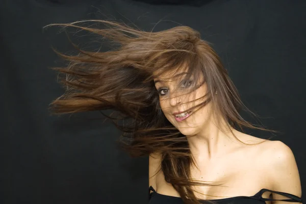 美しい女性が彼女の髪の揺れ — ストック写真