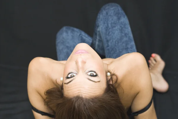 Bella donna sdraiata faccia in su — Foto Stock