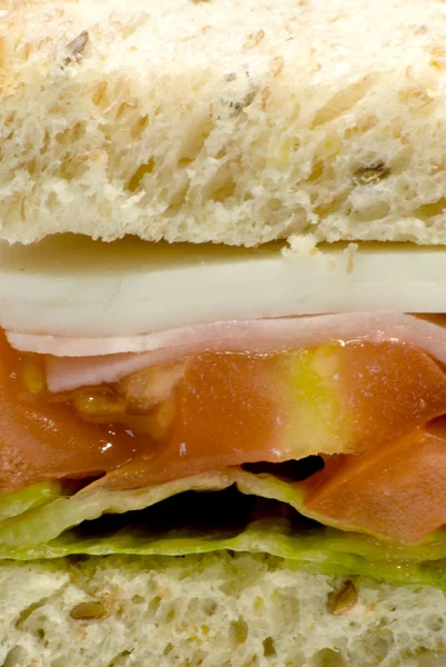 Бутерброд з сиру, шинки, помідорів і салату — стокове фото