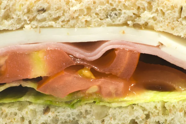 Smörgås med ost, skinka, tomat och sallad — Stockfoto