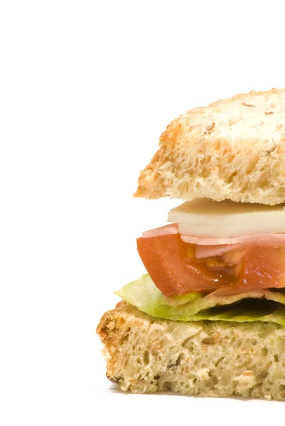 Sandwich aus Käse, Schinken, Tomaten und Salat — Stockfoto