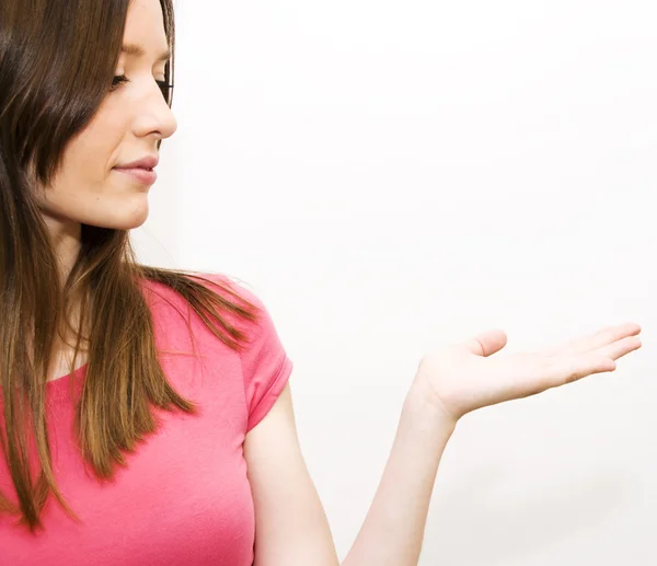 Mooie vrouw met zijn open hand — Stockfoto