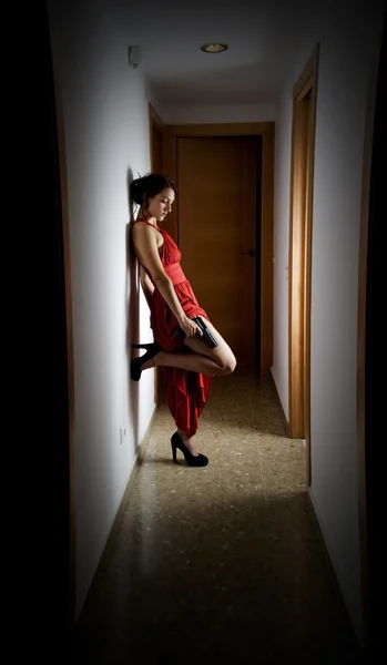赤いドレスと銃を持つ美しい女性 — ストック写真