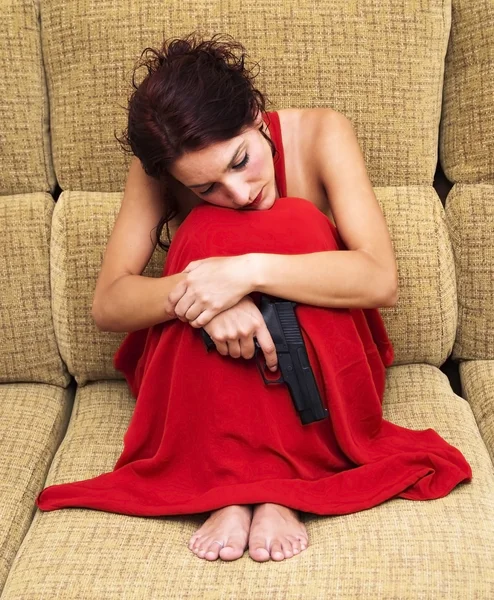 Piękna kobieta w czerwonej sukience i broń — Zdjęcie stockowe