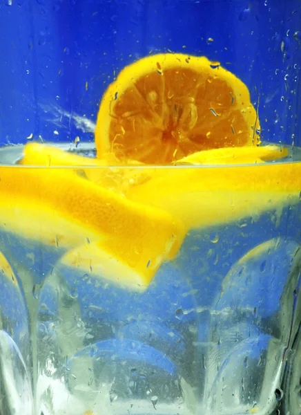 Limone che cade nell'acqua limpida — Foto Stock