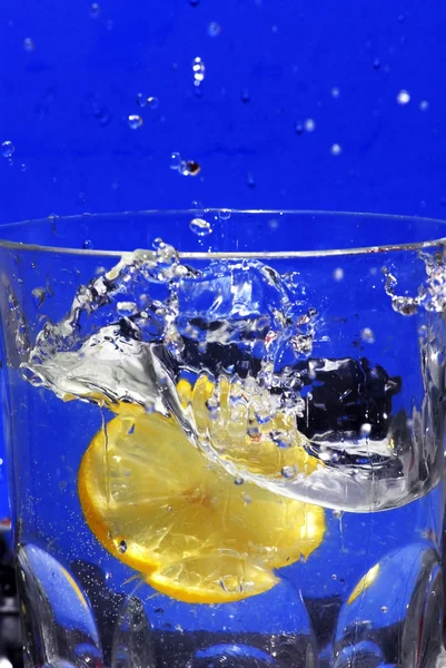 Zitrone fällt ins klare Wasser — Stockfoto