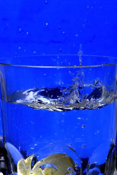Zitrone fällt ins klare Wasser — Stockfoto