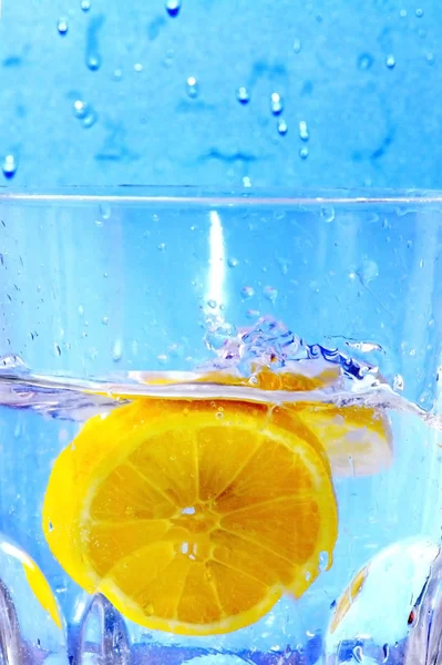 柠檬落入了清澈的水 — 图库照片