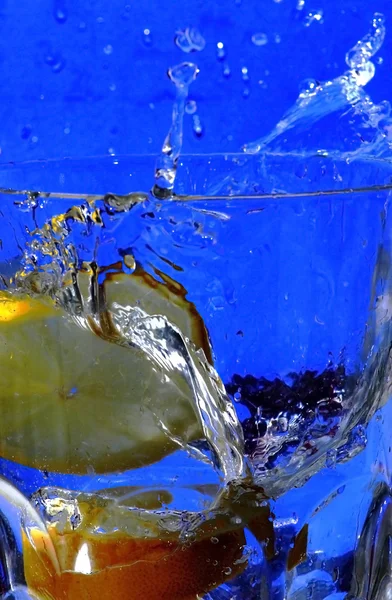 澄んだ水に陥るレモン — ストック写真