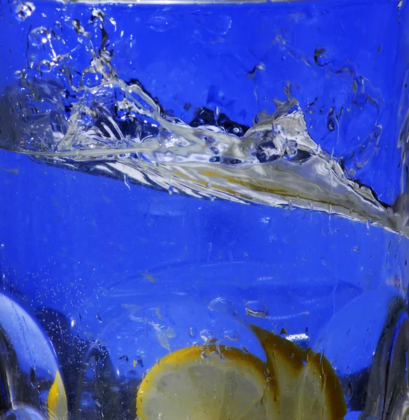 Лимон падає в чисту воду — стокове фото