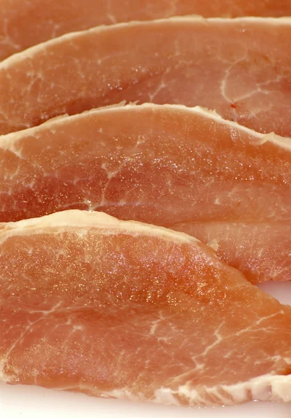 Trozo de carne cruda cortada en filetes —  Fotos de Stock