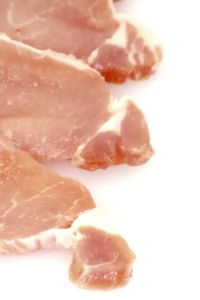 Pedaço de carne crua cortado em bifes — Fotografia de Stock