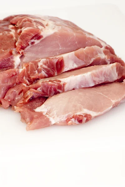 Шматок сирого м'яса нарізаного стейками — стокове фото