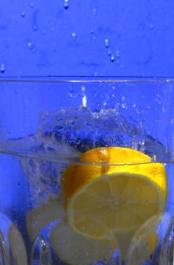 düşen temiz suya limon