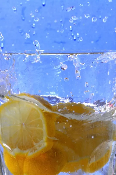 Citron tombant dans l'eau claire — Photo